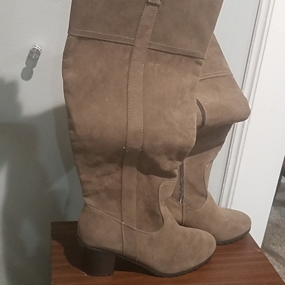 Knee boots